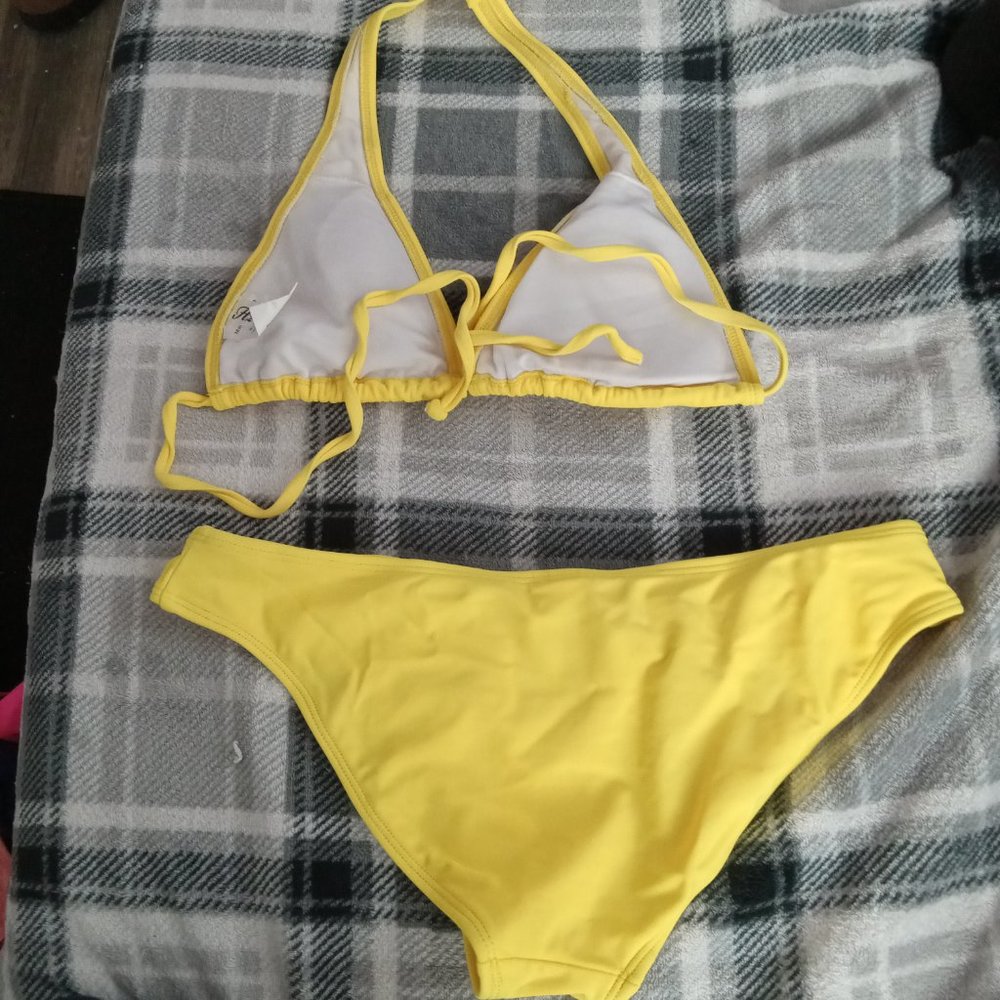 Yellow bikini - Picture 2 of 2